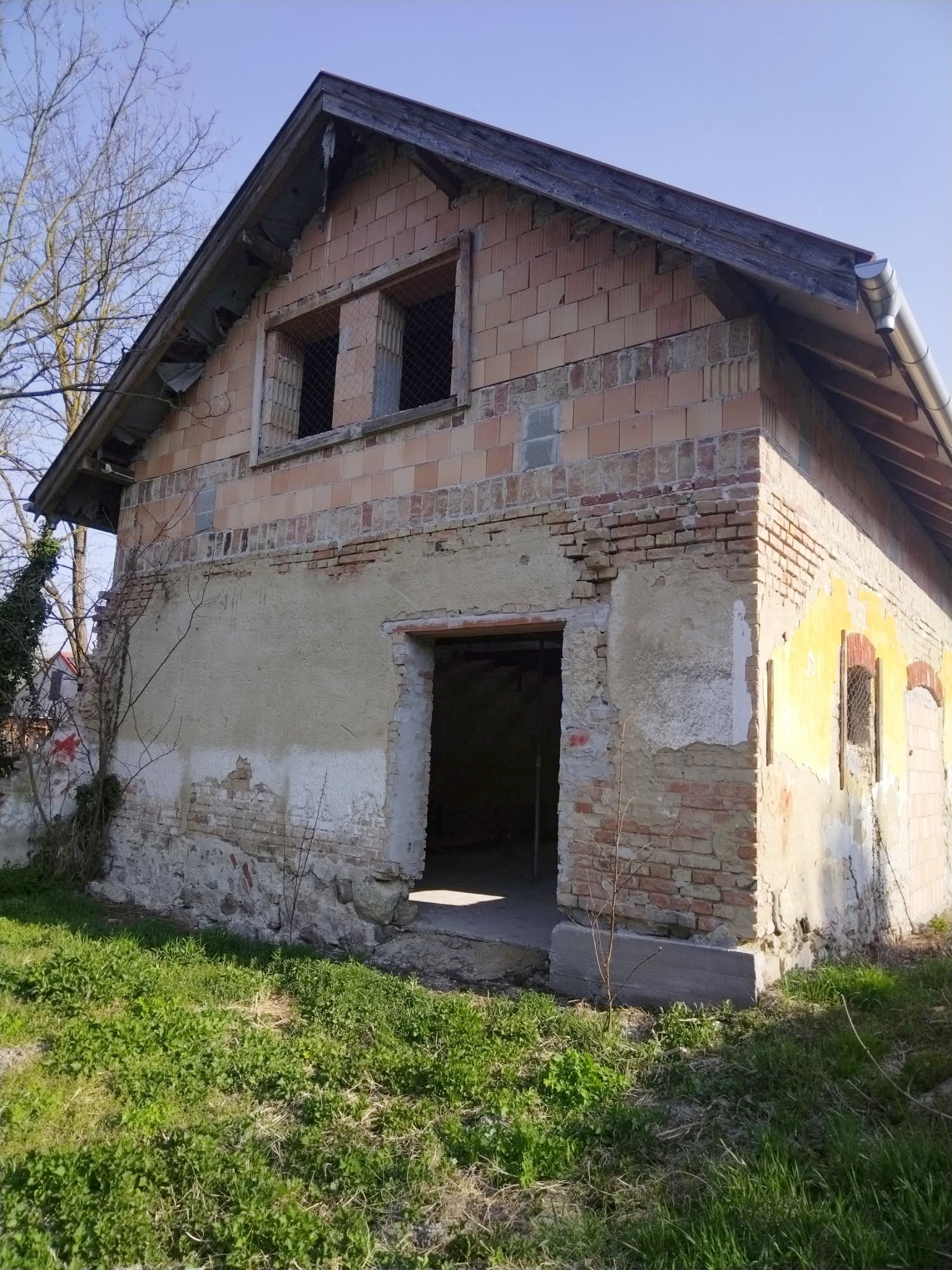 Read more about the article Tárnokréti központjában befejezésre váró családi ház eladó!